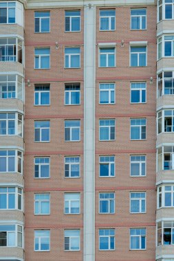 İnşaat İşçisi Eve Yeni Pencereler Kuruyor