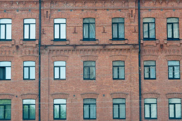 İnşaat İşçisi Eve Yeni Pencereler Kuruyor