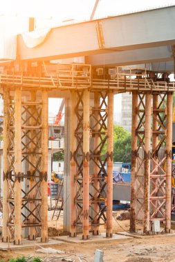 Köprünün inşası güneş parlıyor