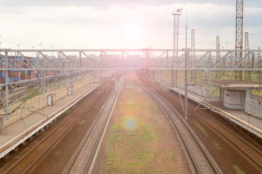 gün batımında güneş parlar demiryolu