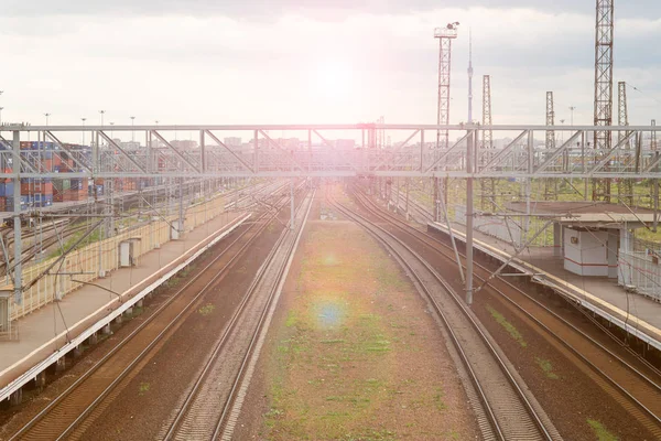 gün batımında güneş parlar demiryolu