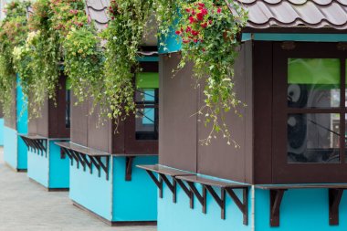 Mavi Ev ahşap kahverengi penceresinde ön göster