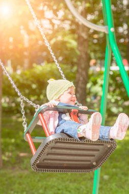 Bebek salıncakta sallanan