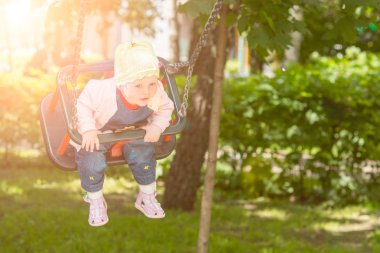 Bebek salıncakta sallanan