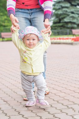 Anne ile bebek ilk adımlar