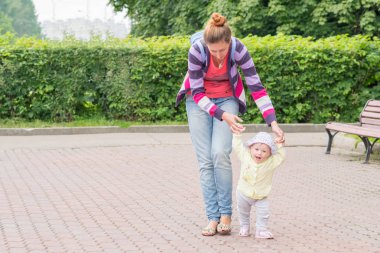 Anne ile bebek ilk adımlar