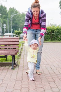 Anne ile bebek ilk adımlar