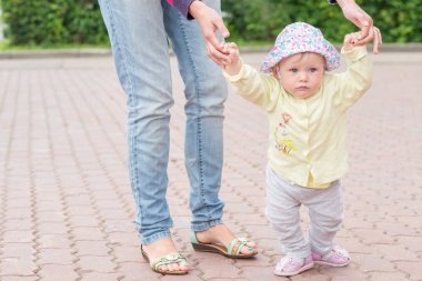 Anne ile bebek ilk adımlar