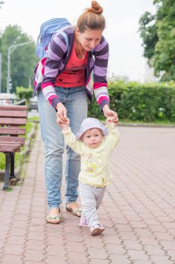 Anne ile bebek ilk adımlar