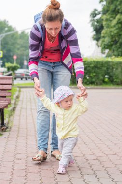 Anne ile bebek ilk adımlar