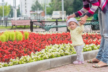 Anne ile bebek ilk adımlar