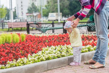 Anne ile bebek ilk adımlar