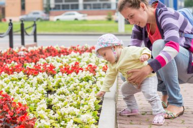 Anne ile bebek ilk adımlar