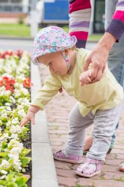 Anne ile bebek ilk adımlar
