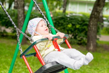 Bebek salıncakta sallanan