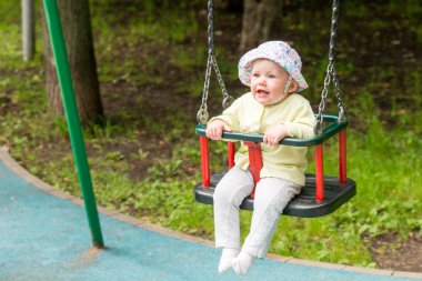 Bebek salıncakta sallanan