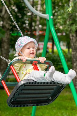 Bebek salıncakta sallanan