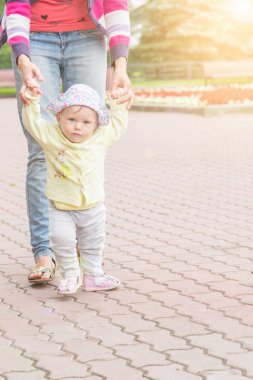 Anne ile bebek ilk adımlar