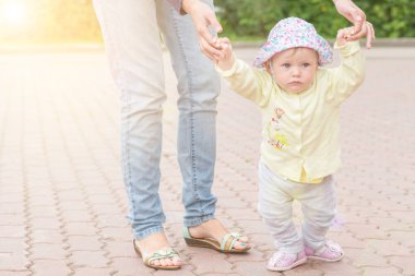 Anne ile bebek ilk adımlar