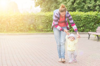 Anne ile bebek ilk adımlar