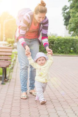 Anne ile bebek ilk adımlar