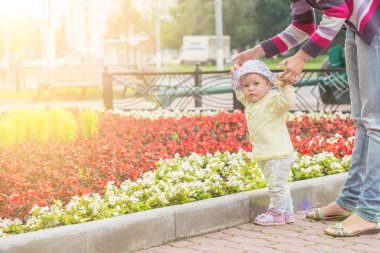 Anne ile bebek ilk adımlar