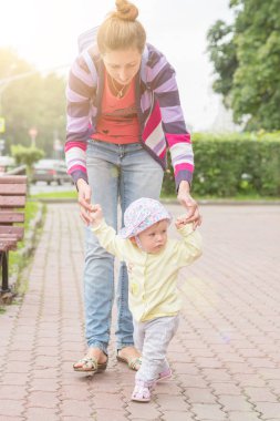 Anne ile bebek ilk adımlar