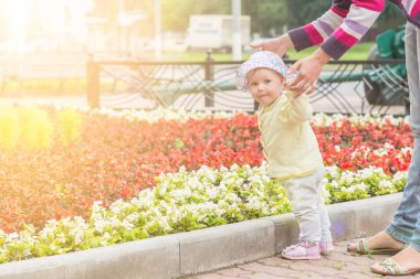Anne ile bebek ilk adımlar