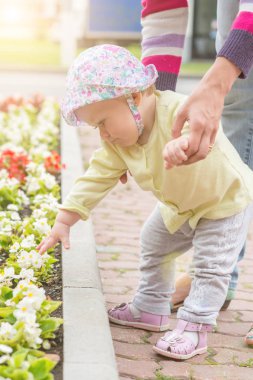 Anne ile bebek ilk adımlar