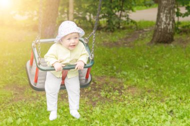 Bebek salıncakta sallanan