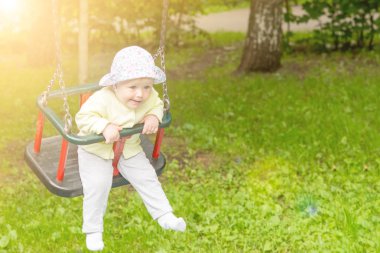 Bebek salıncakta sallanan