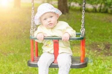 Bebek salıncakta sallanan