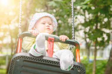 Bebek salıncakta sallanan