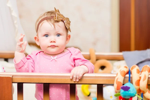 Kameraya bir bebek beşik içinde görünüyor