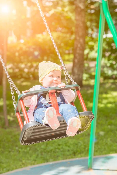 Bebek salıncakta sallanan