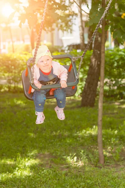 Bebek salıncakta sallanan