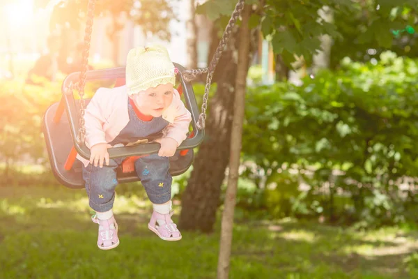 Bebek salıncakta sallanan