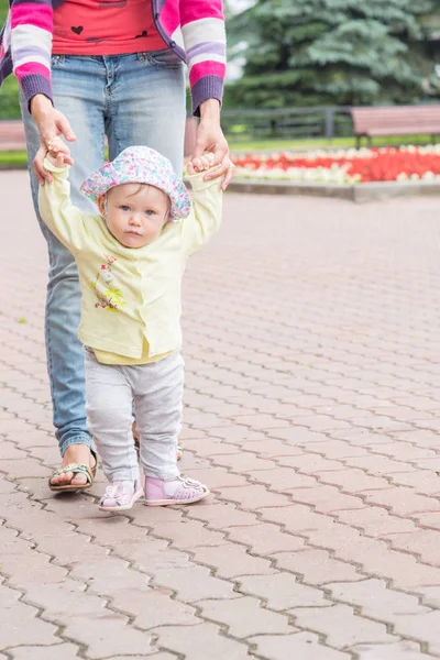 Anne ile bebek ilk adımlar