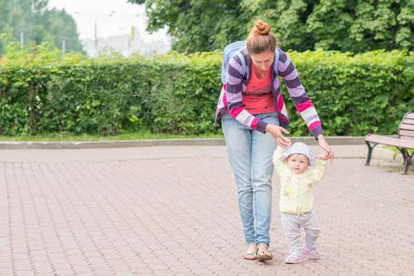 Anne ile bebek ilk adımlar