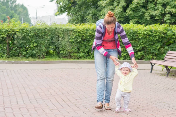 Anne ile bebek ilk adımlar