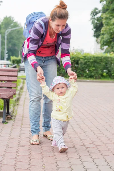 Anne ile bebek ilk adımlar