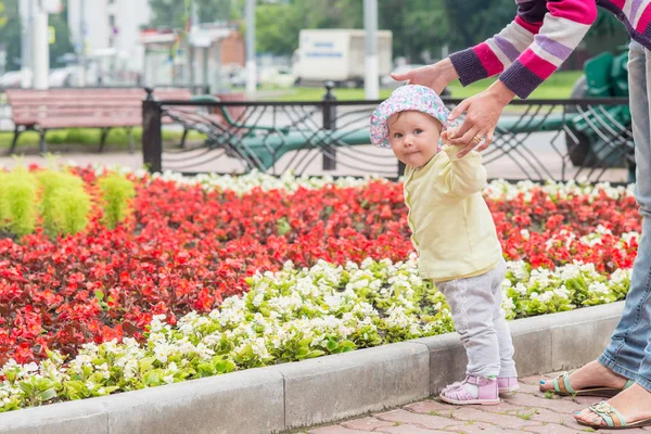 Anne ile bebek ilk adımlar