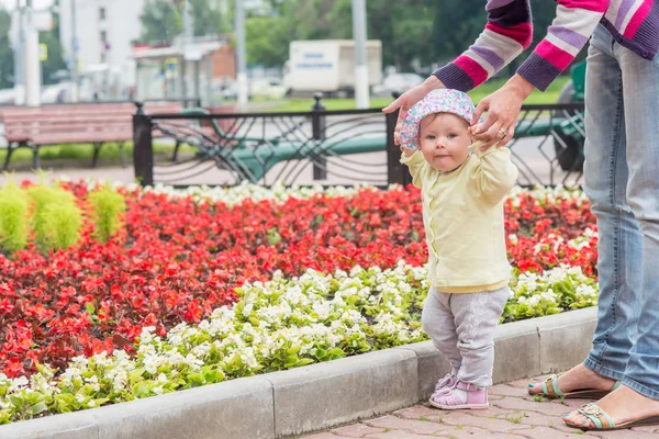 Anne ile bebek ilk adımlar