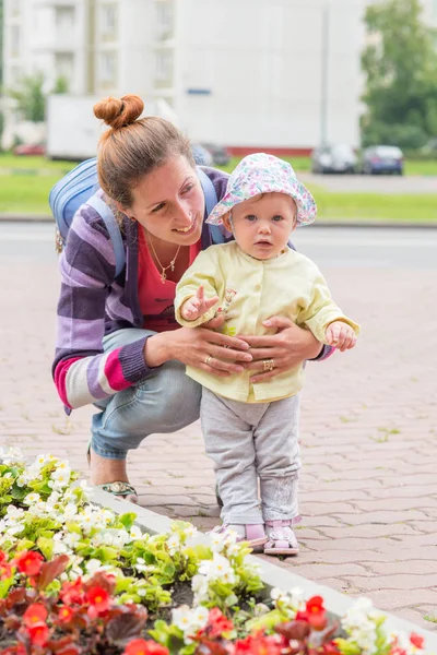 Anne ile bebek ilk adımlar