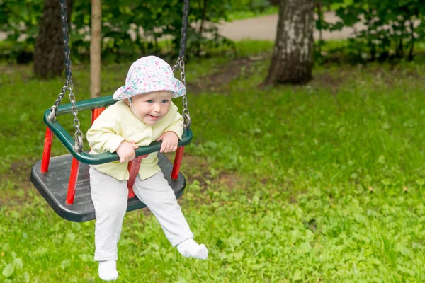 Bebek salıncakta sallanan