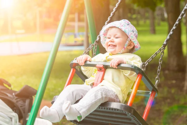 Bebek salıncakta sallanan