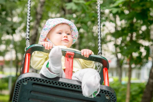 Bebek salıncakta sallanan