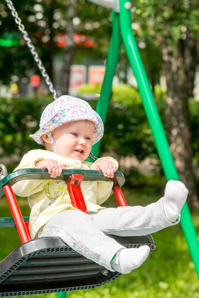 Bebek salıncakta sallanan