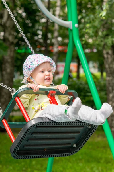 Bebek salıncakta sallanan