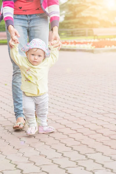 Anne ile bebek ilk adımlar